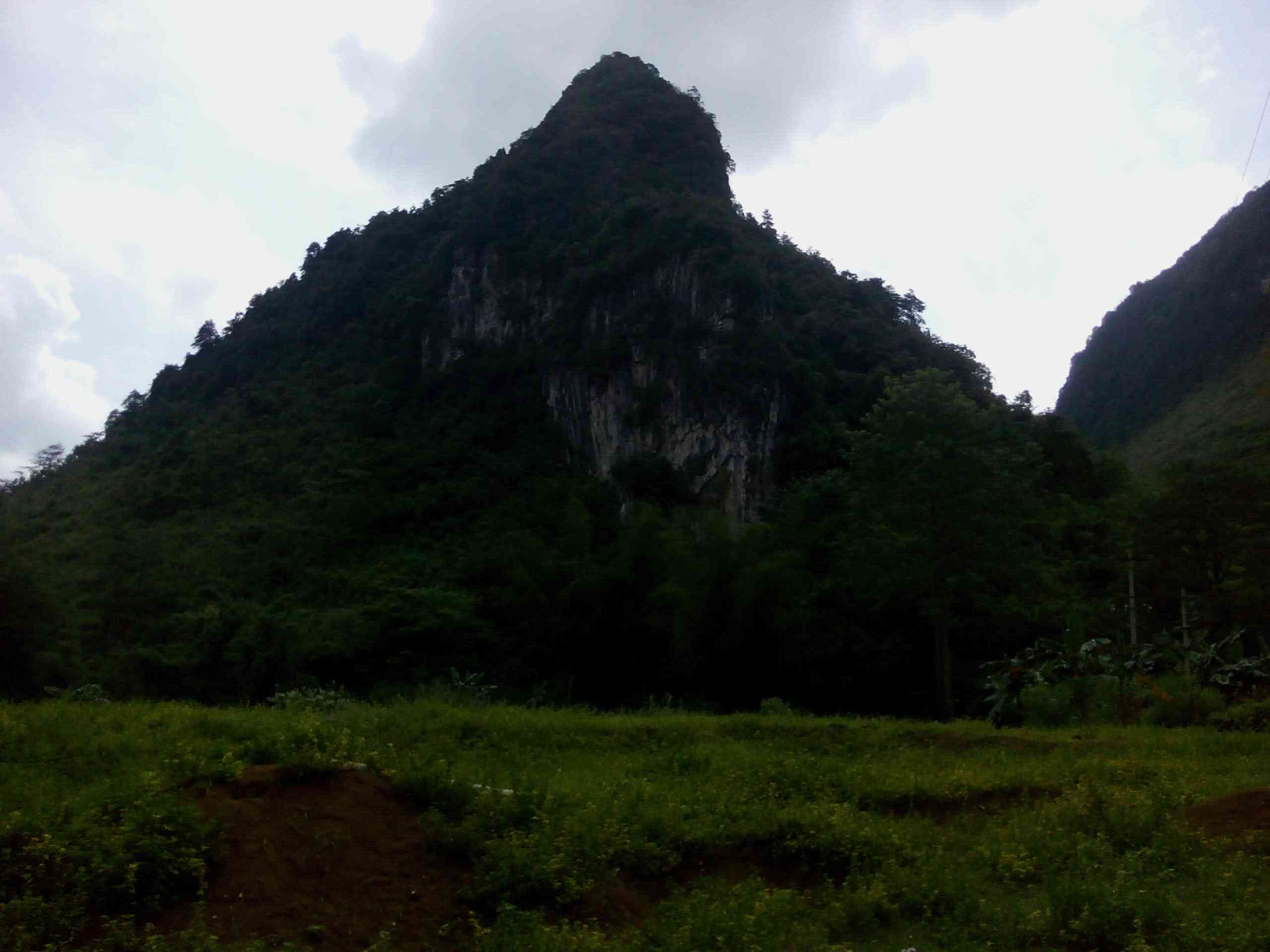 布祖山